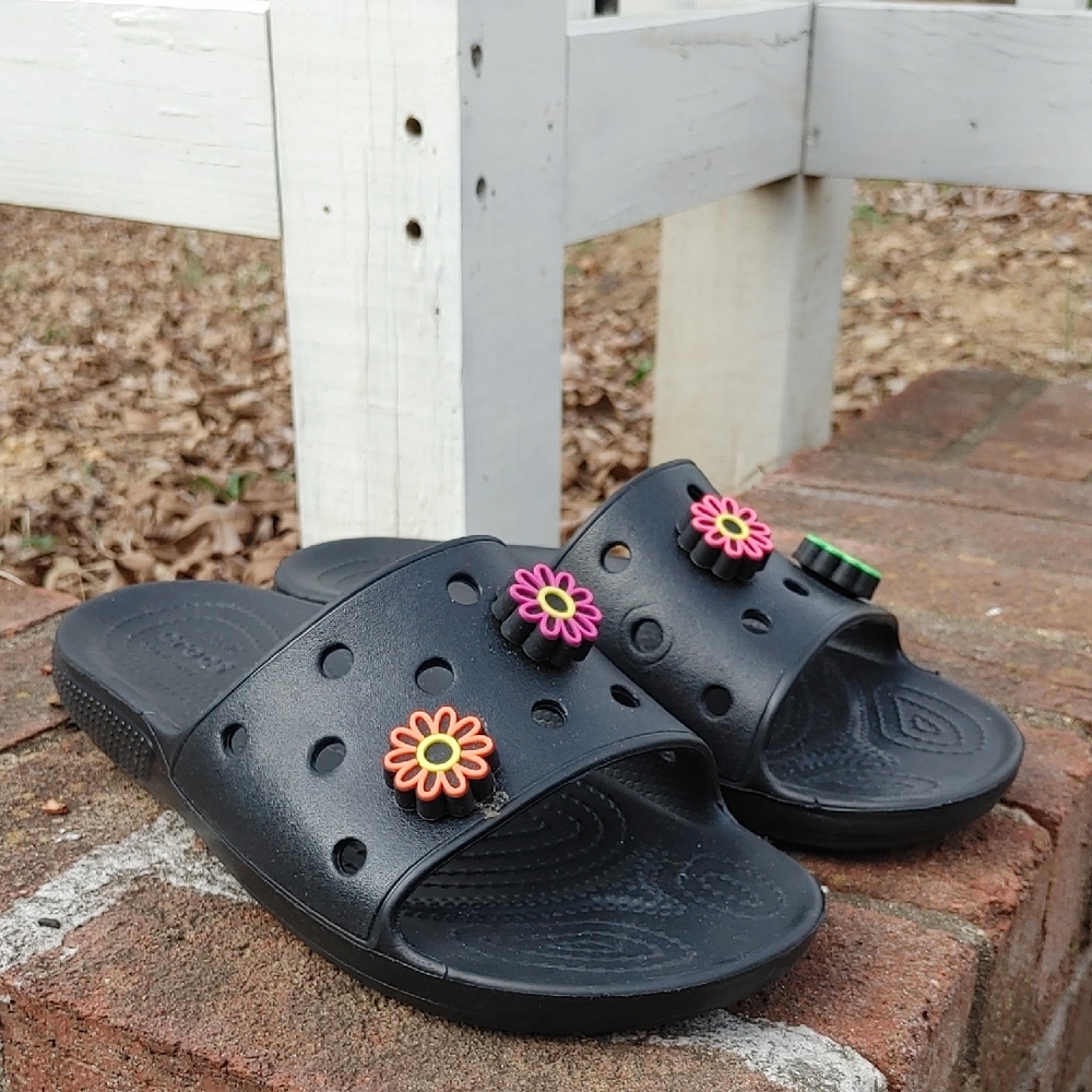Crocs Unisex Black Slides with Flower Jibbetz Size 6 (841)